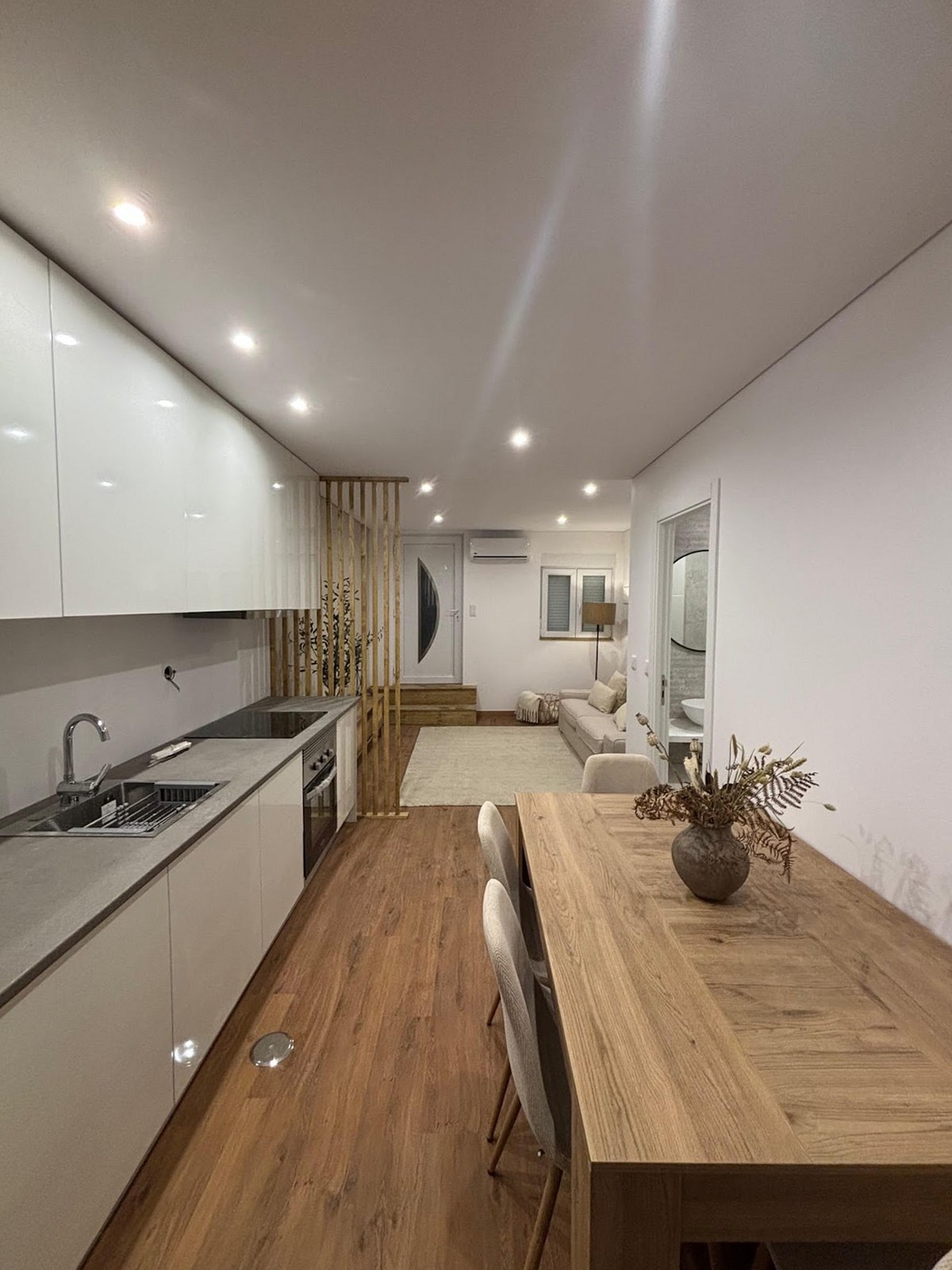 Cozinha e sala em espaço aberto com mesa de madeira, mobiladas para venda