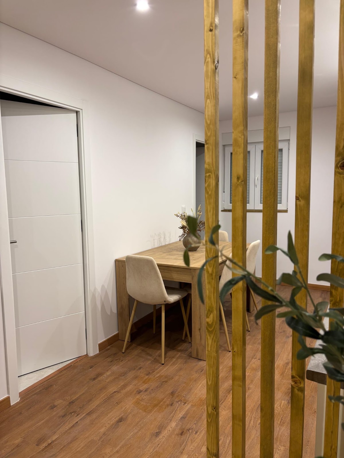 Sala de jantar separada da cozinha por ripado de madeira